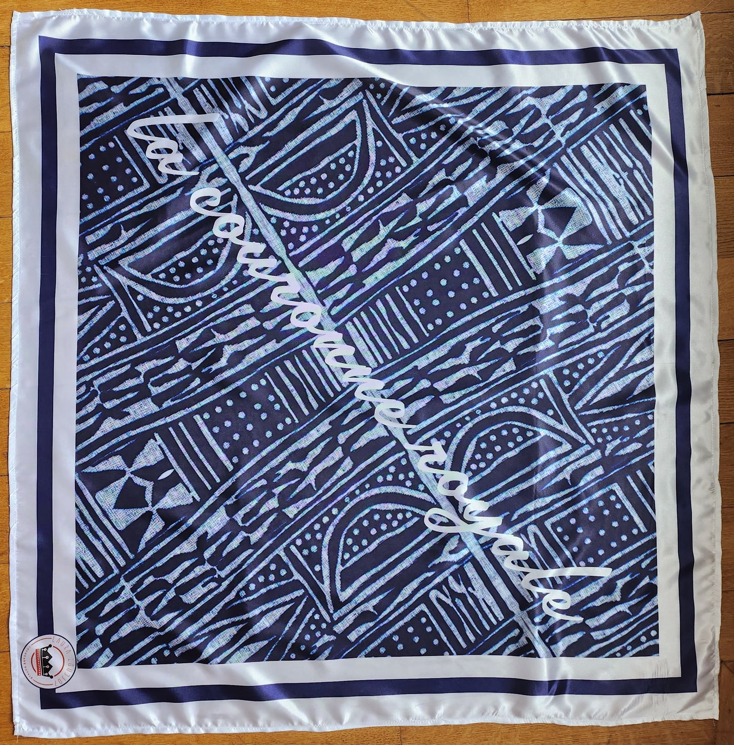 a        Foulard/Echarpe NDOPi couronne royale Laura Loudjop